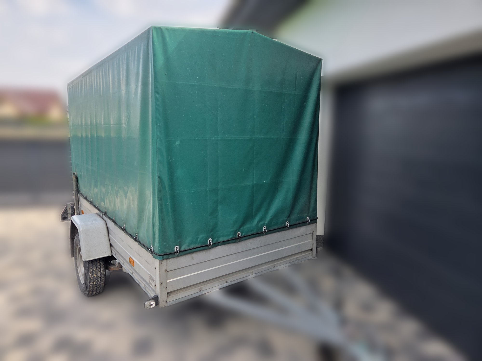 Przyczepka lekka pod plandeką – widok z tyłu